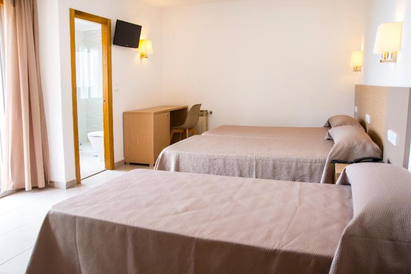 Triple Room with Sea View image 2