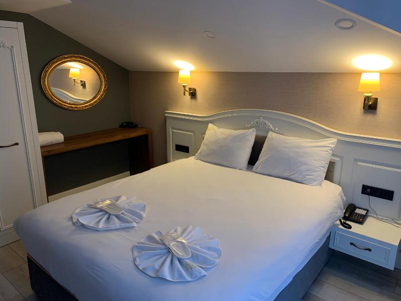 Deluxe King Suite with Terrace and City View image 2