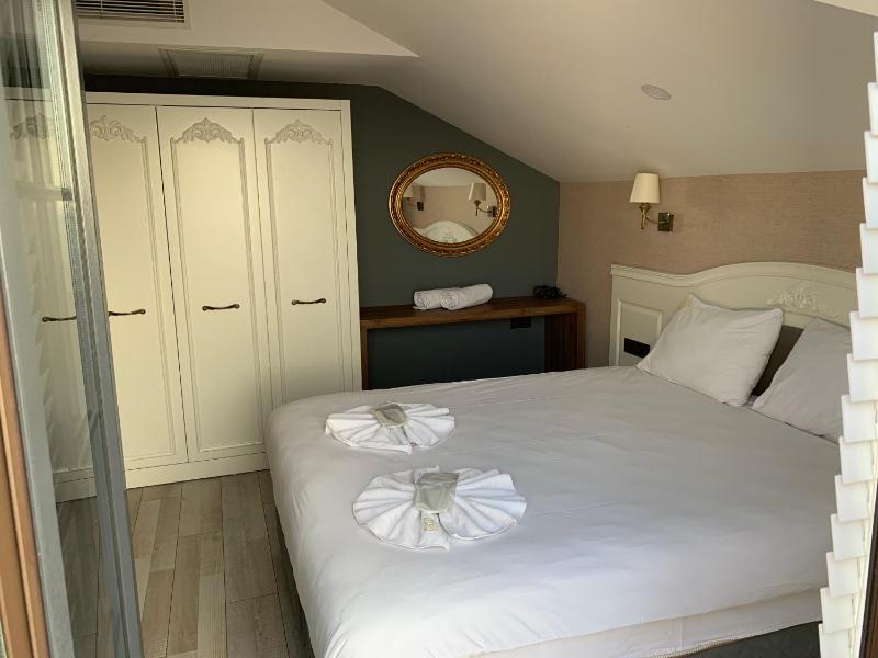 Deluxe King Suite with Terrace and Sea View image 3