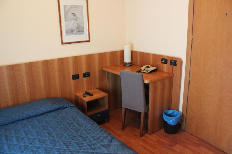Budget Single Room image 3