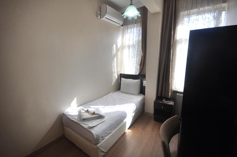 Standard Single Room image 3