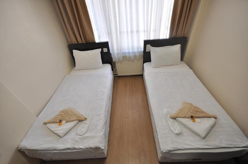 Standard Twin Room image 4