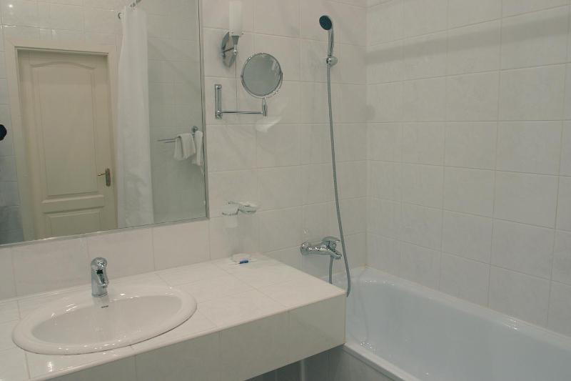 Standard Twin Room image 4