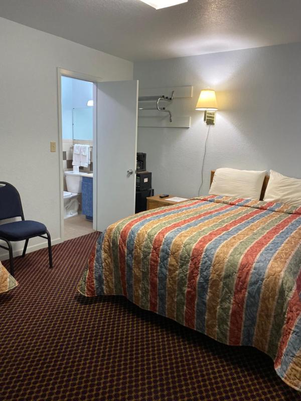 Queen Room - Non-Smoking image 3