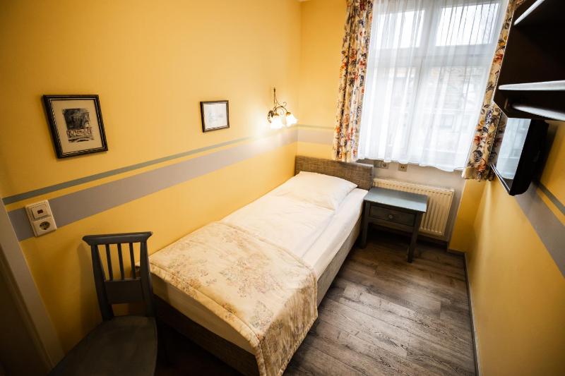 Single Room with Bathroom image 1