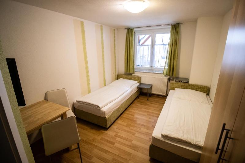 Twin Room with Bathroom image 1