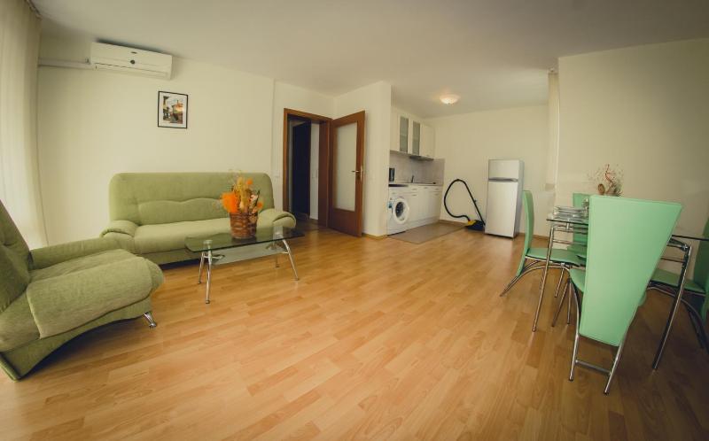 One-Bedroom Apartment with Balcony (2 Adults +2 Children) image 3