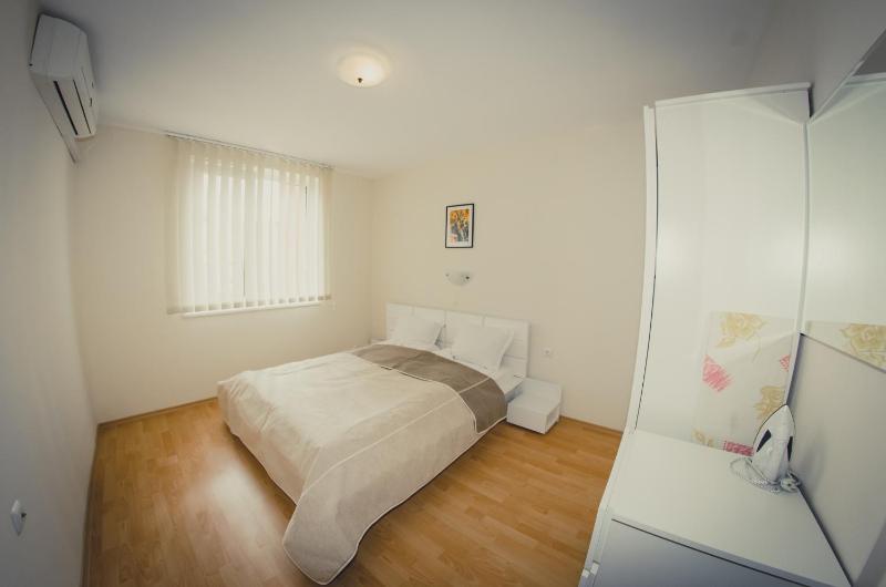 One-Bedroom Apartment with Balcony (2 Adults +2 Children) image 2
