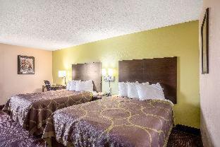 Queen Room with Two Queen Beds - Non-Smoking image 2
