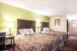 Queen Room with Two Queen Beds - Non-Smoking image 4