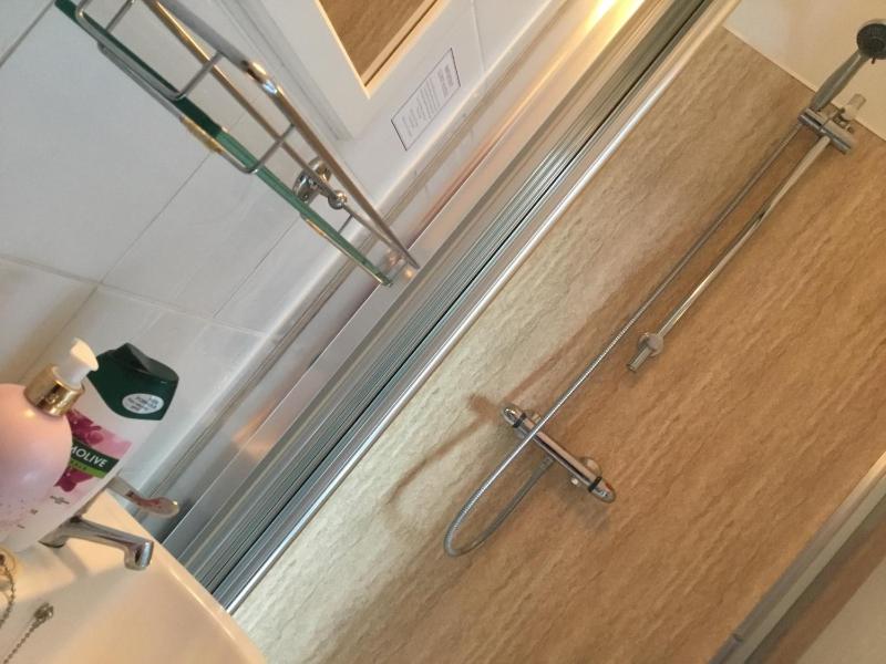 Twin Room with Shower image 2