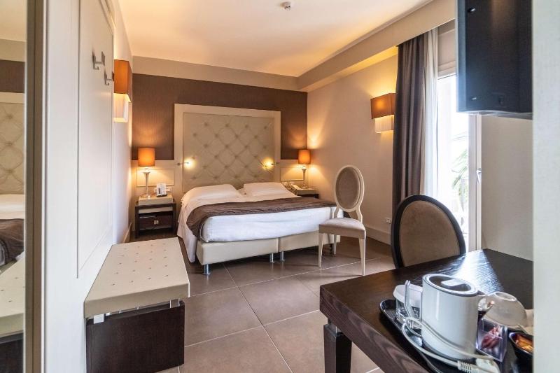 King Room with Balcony image 1