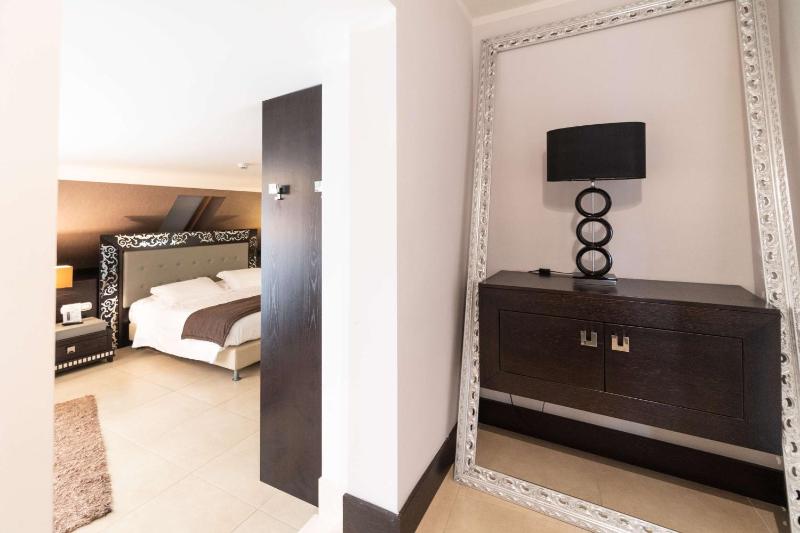 Family King Room with Sofa Bed image 4