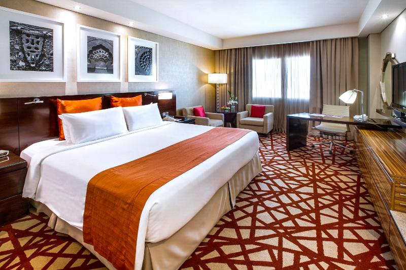 Standard King Room image 4