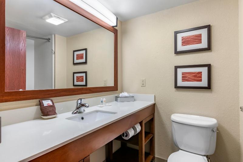 Standard Queen Room with Two Queen Beds- Non Smoking image 2