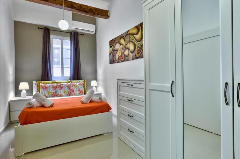 Charming Valletta 1BD Apartment off Republic Street - image 8