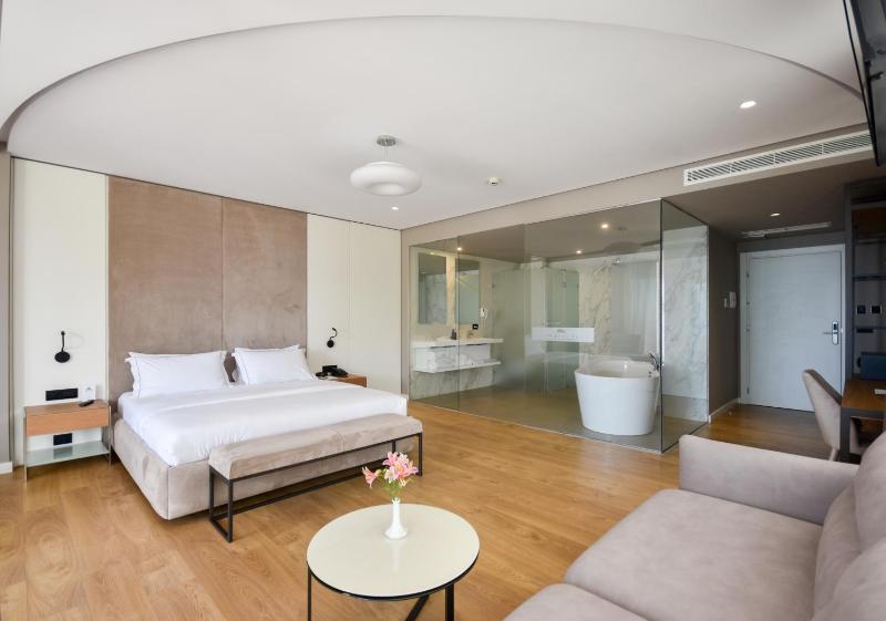 Junior Suite with Sea View image 3