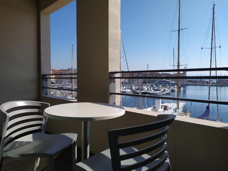 Junior Queen Suite with Sea View image 1