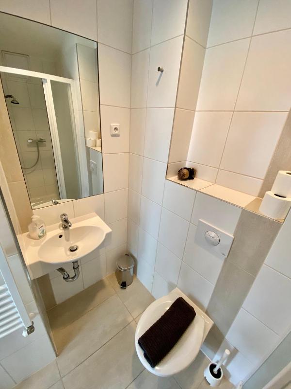 Single Room with Bathroom image 3