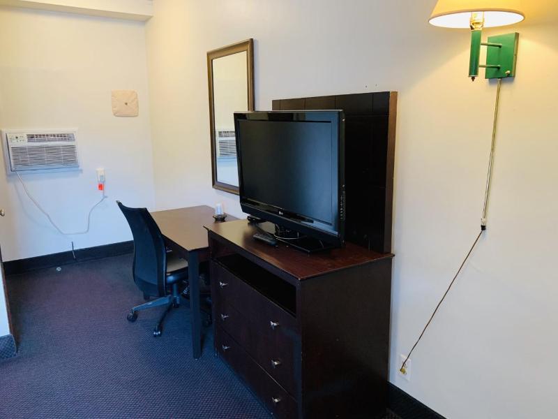 Deluxe King Room image 2