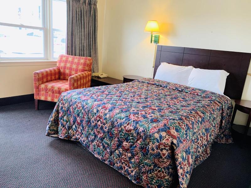 Deluxe Queen Room image 3