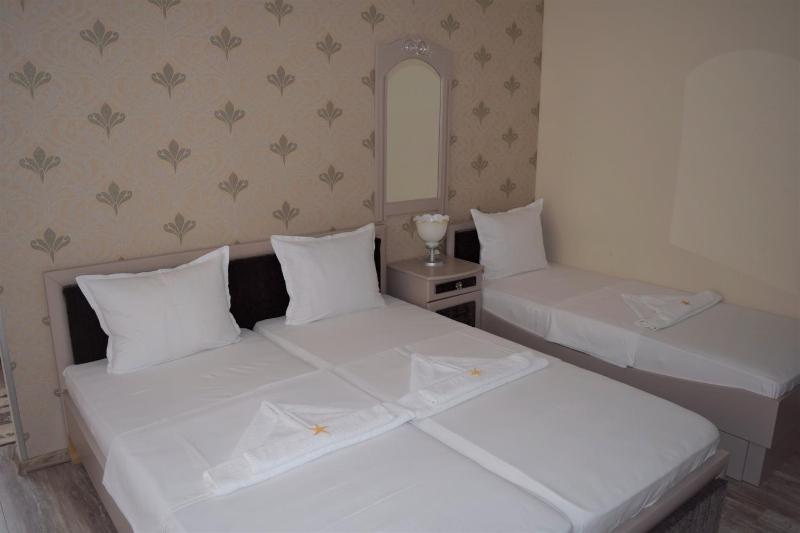 Standard Triple Room with Balcony image 4