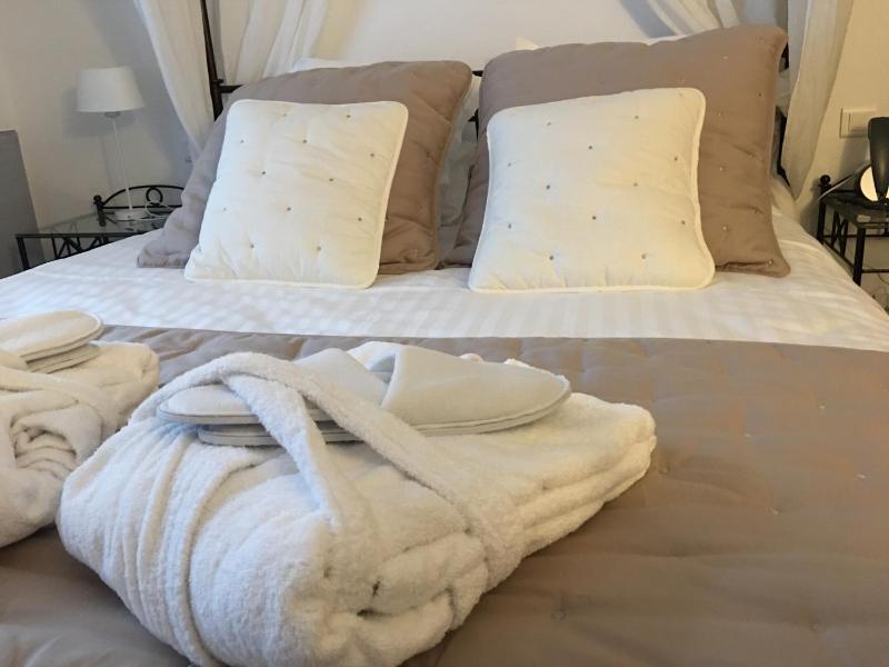 Deluxe King Room image 1
