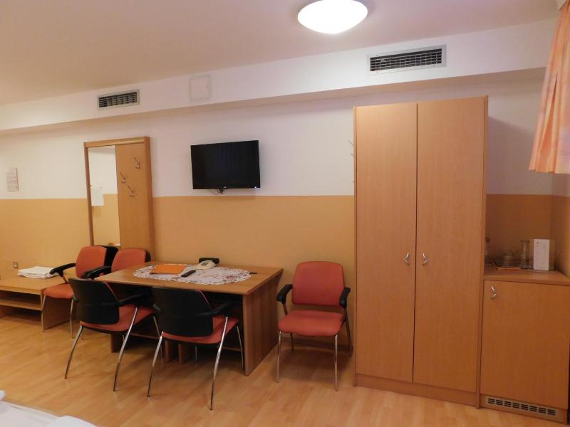 Economy Quintuple Room with Shared Bathroom image 1