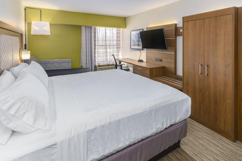 Standard King Room image 3