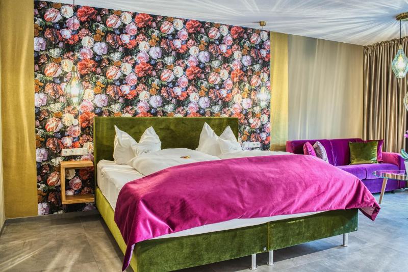 Junior Suite with Balcony image 4
