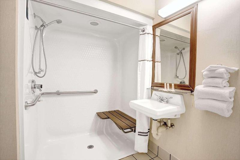Double Room - Mobility Access/Non-Smoking image 1