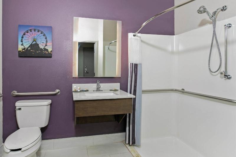 Queen Room with Two Queen Beds and Mobility/Hearing Access - Non-Smoking image 3