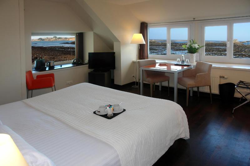 Deluxe Double Room with Sea View image 4