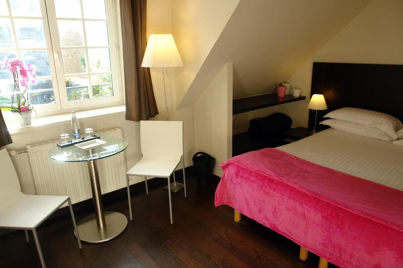 Classic Double Room image 3