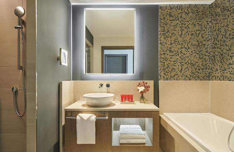 Premium King Room with River View image 3