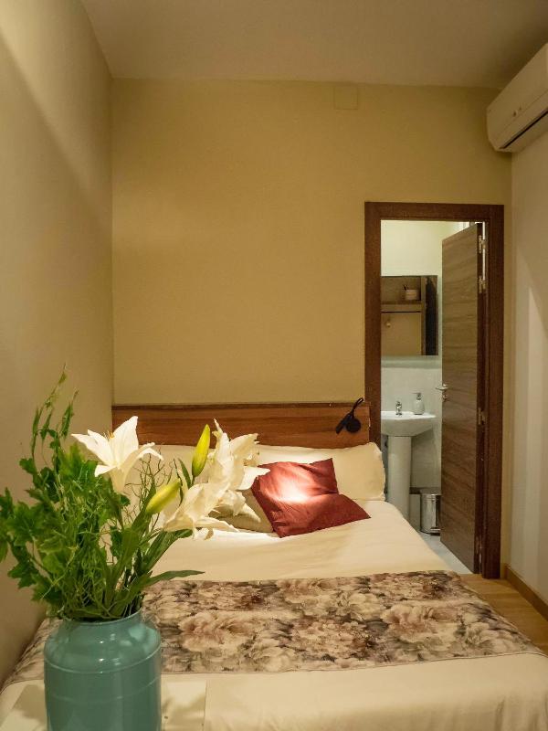 Interior Single Room with private Bathroom image 3