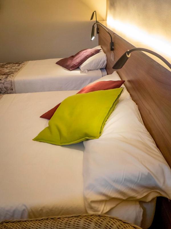 Double Room with Extra Bed and private bathroom image 4