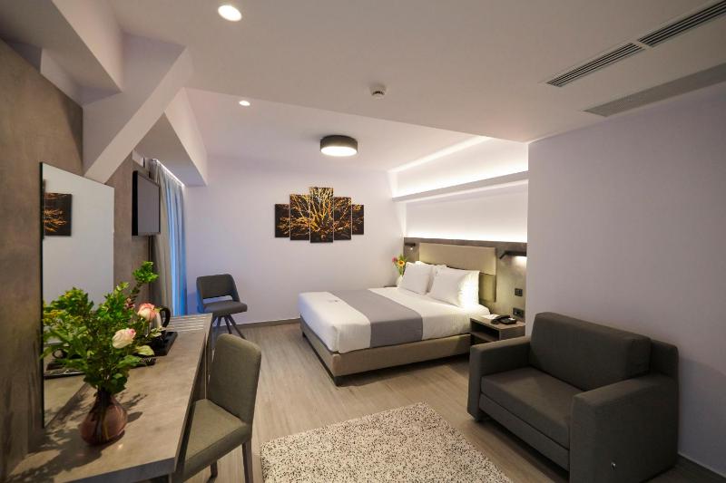 Superior Triple Room image 3