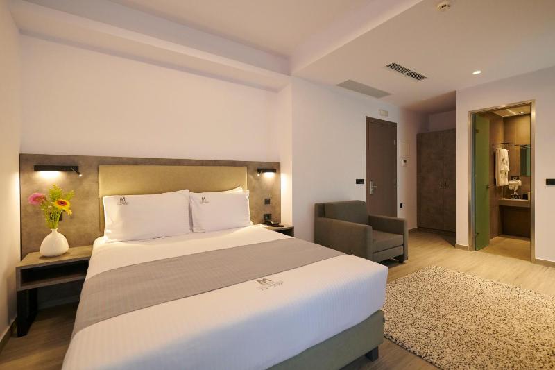 Superior Triple Room image 3