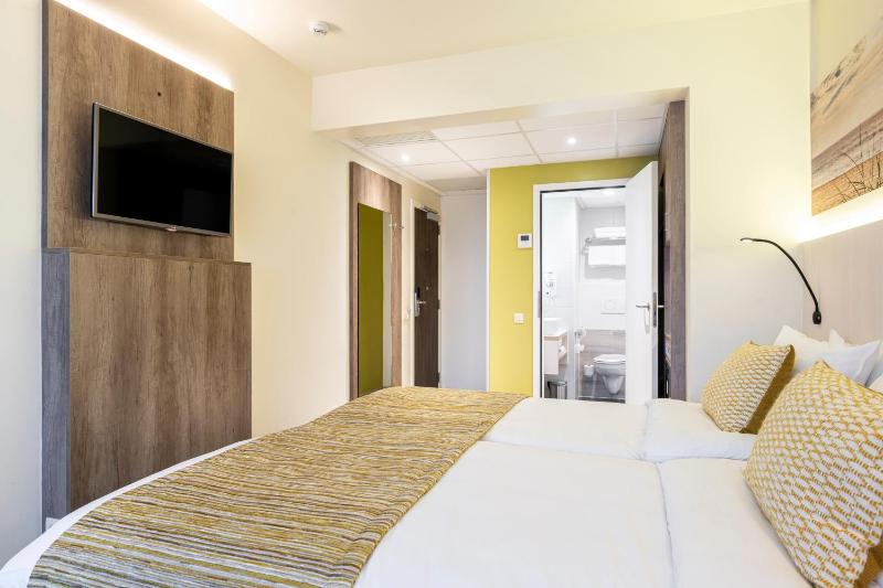 Superior Twin Room with 2 separate beds image 4