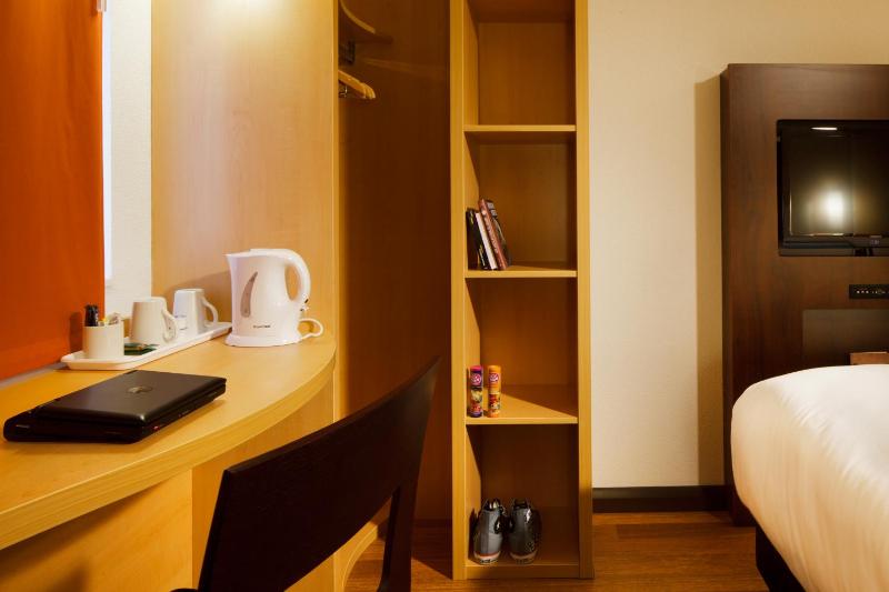 Twin Room image 4