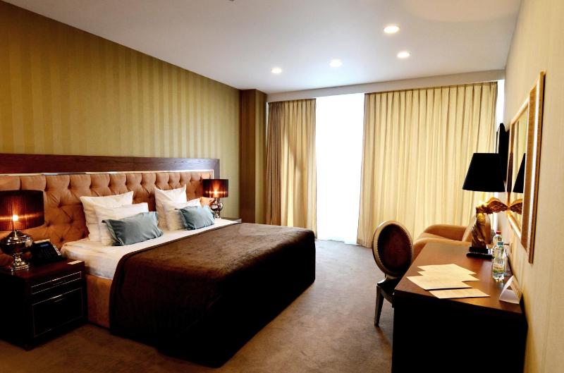 Deluxe Double or Twin Room with Balcony and Sea View image 3