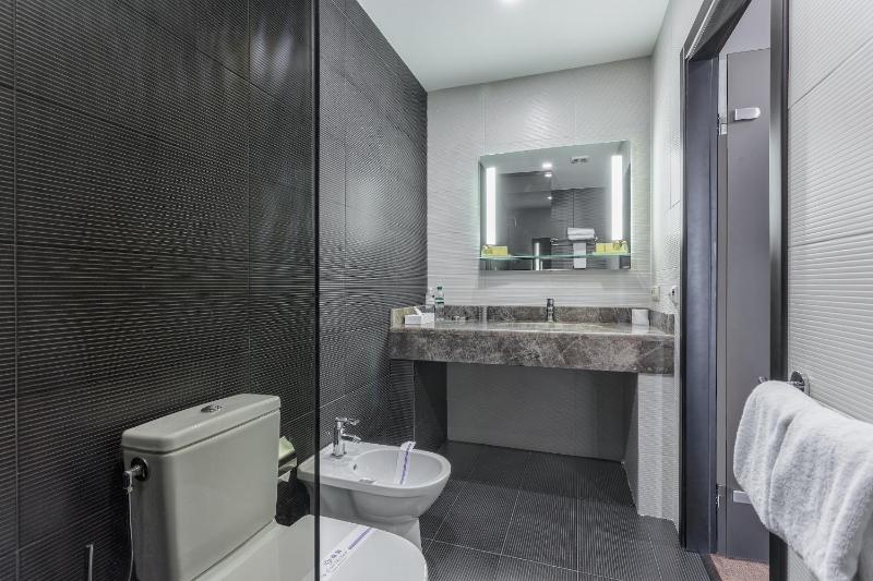 Standard Double or Twin Room with Sea View image 4