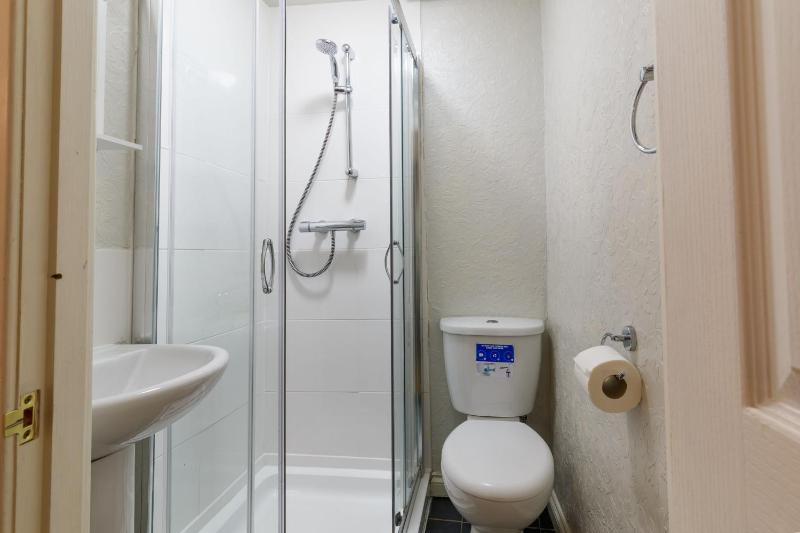 Budget Double Room with Ensuite Bathroom image 3