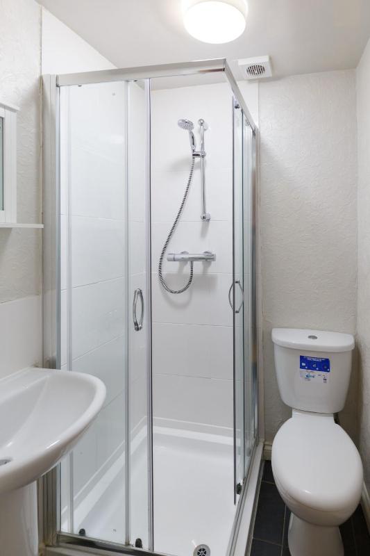 Budget Double Room with Ensuite Bathroom image 4