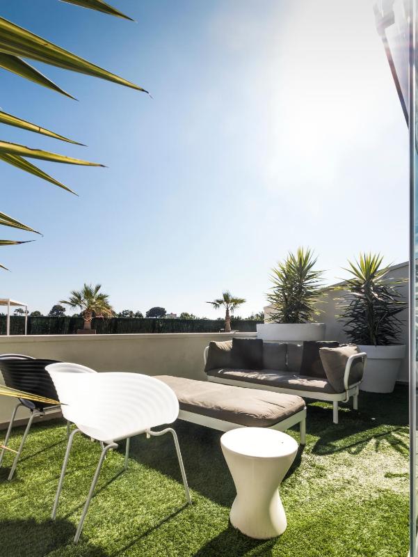 Deluxe Two-Bedroom Apartment with Garden View image 4