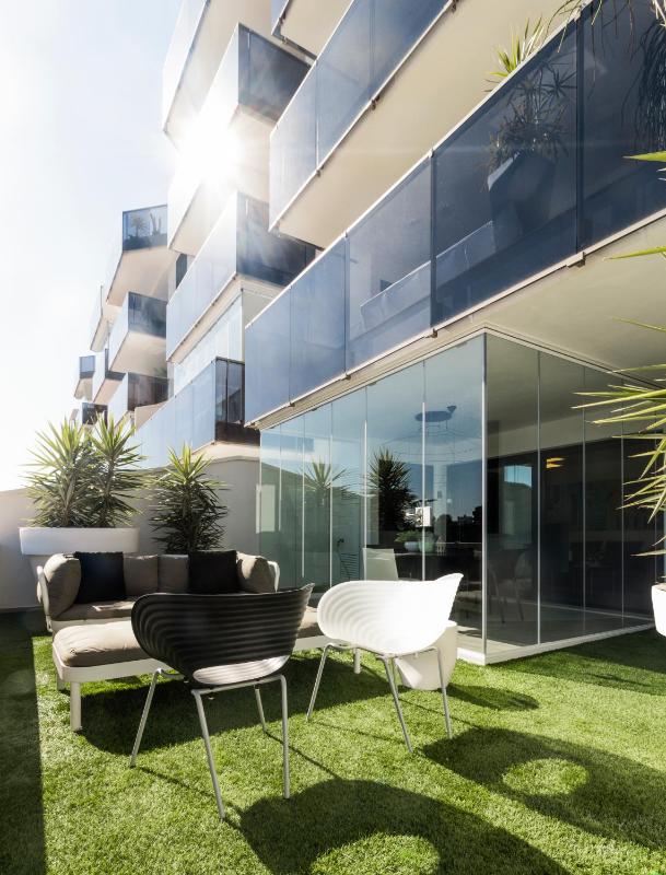 Deluxe Two-Bedroom Apartment with Garden View image 3