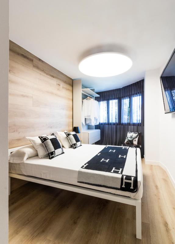 Deluxe Two-Bedroom Apartment with Garden View image 2