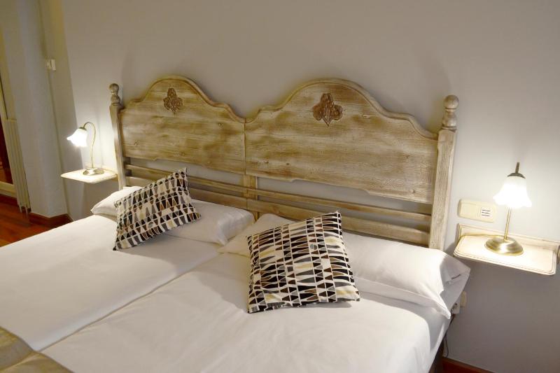 Standard Twin Room image 4