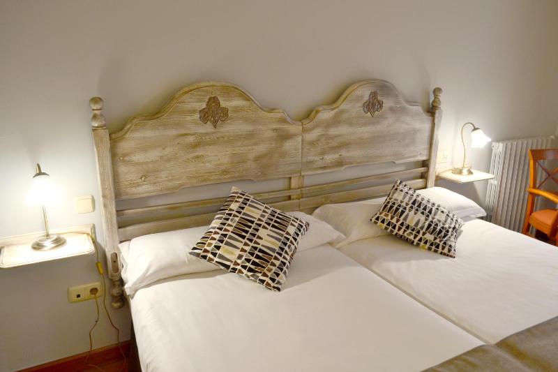 Standard Twin Room image 3